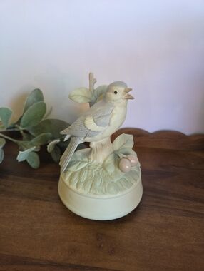 Vintage Crowning Touch Collection SongBird Music Box- Plays "Greensleeves"